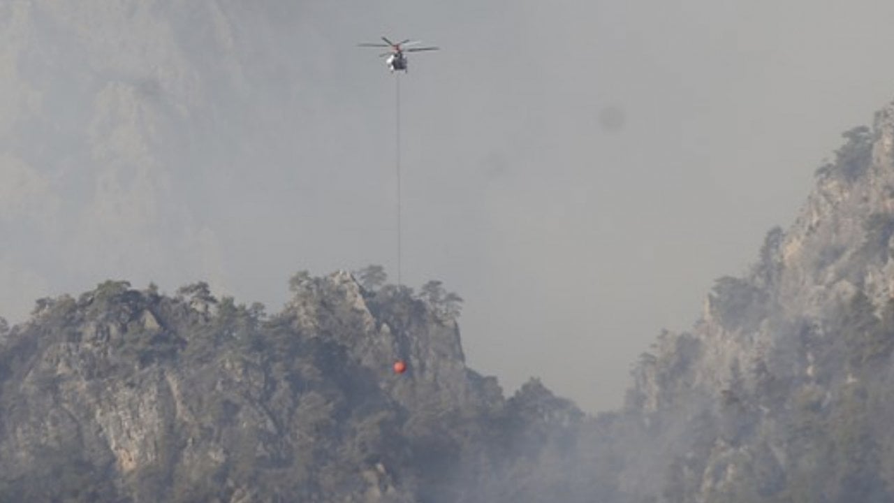 Kemer’deki  orman yangına havadan ve karadan müdahale sürüyor