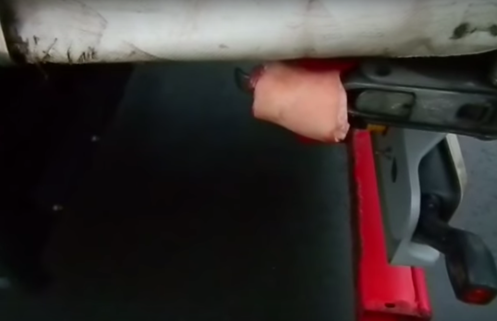 Müslümanlar binmesin diye tırına domuz eti astı