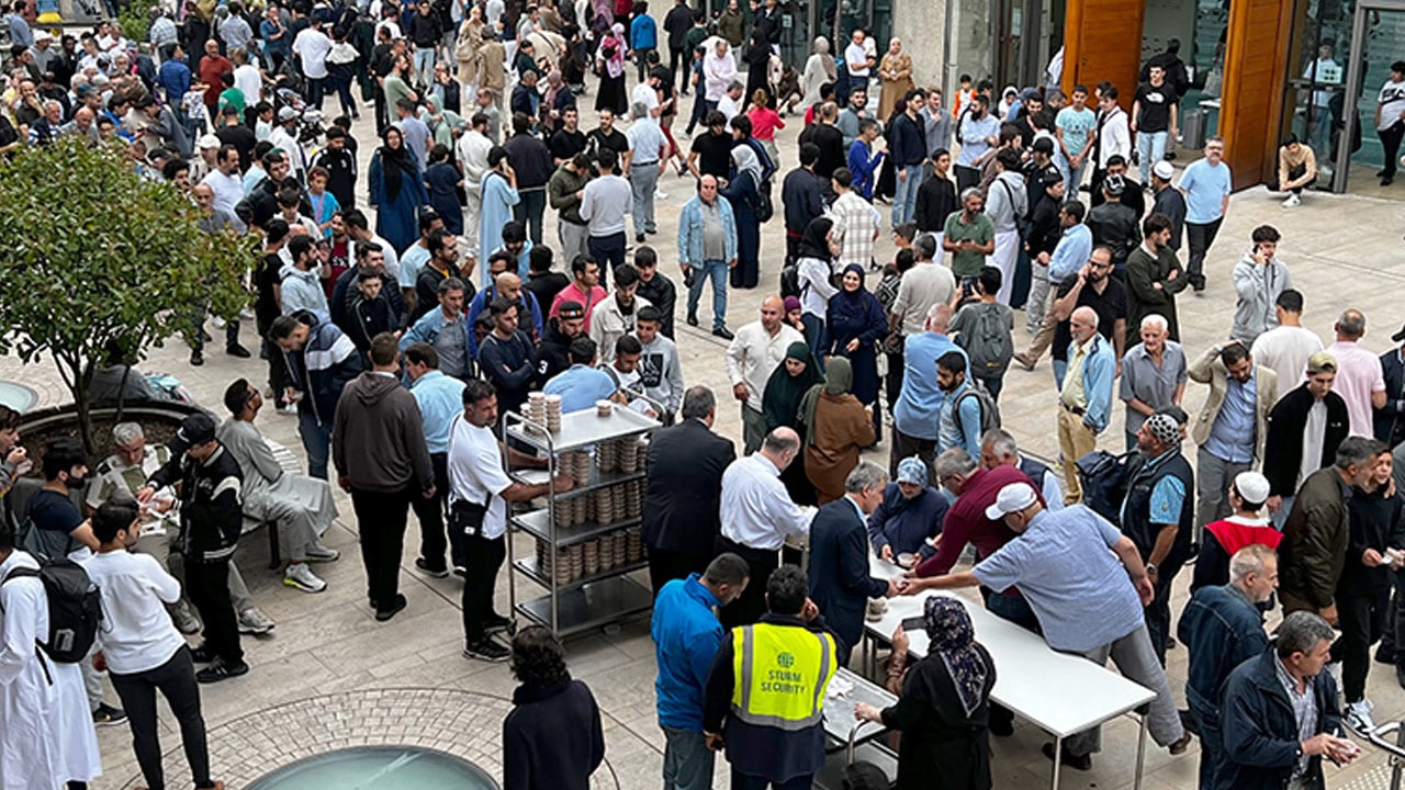 Almanya'da Muharrem ayı: Aşure dağıtıldı