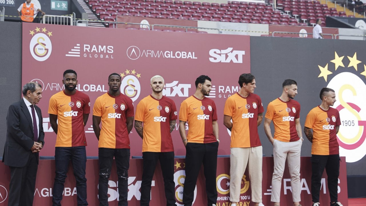 Galatasaray'da yeni transferler için imza töreni düzenlendi