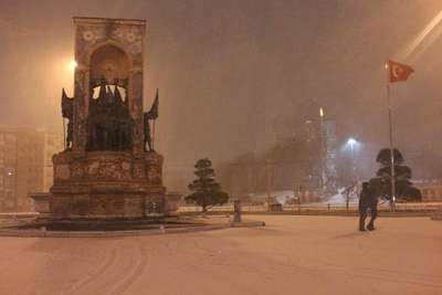 Taksim Meydan beyaza büründü
