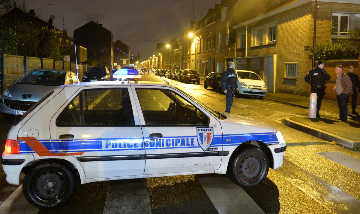 Fransız polisi 2 bin 500 evi aradı