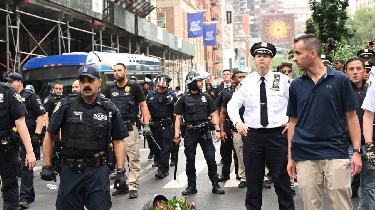 Sosyal medya fenomeni hediye dağıttı, Manhattan karıştı
