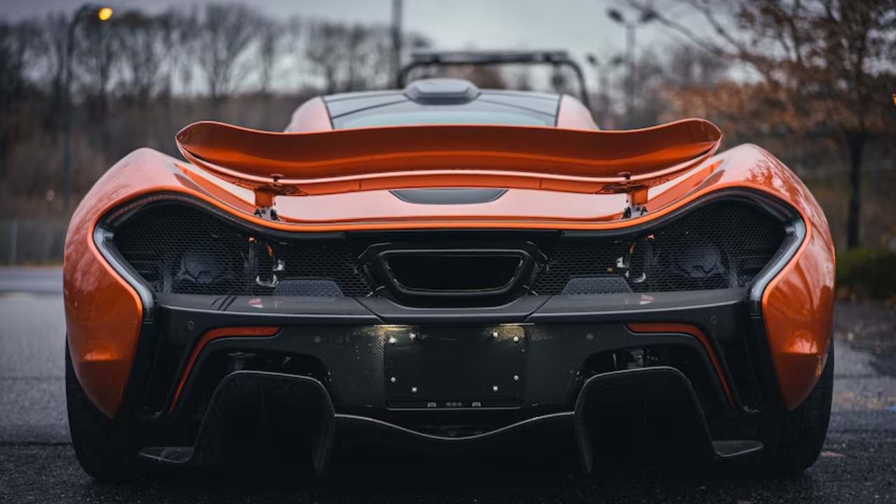 Ünlü şarkıcı Ferrari'sini satışa koydu