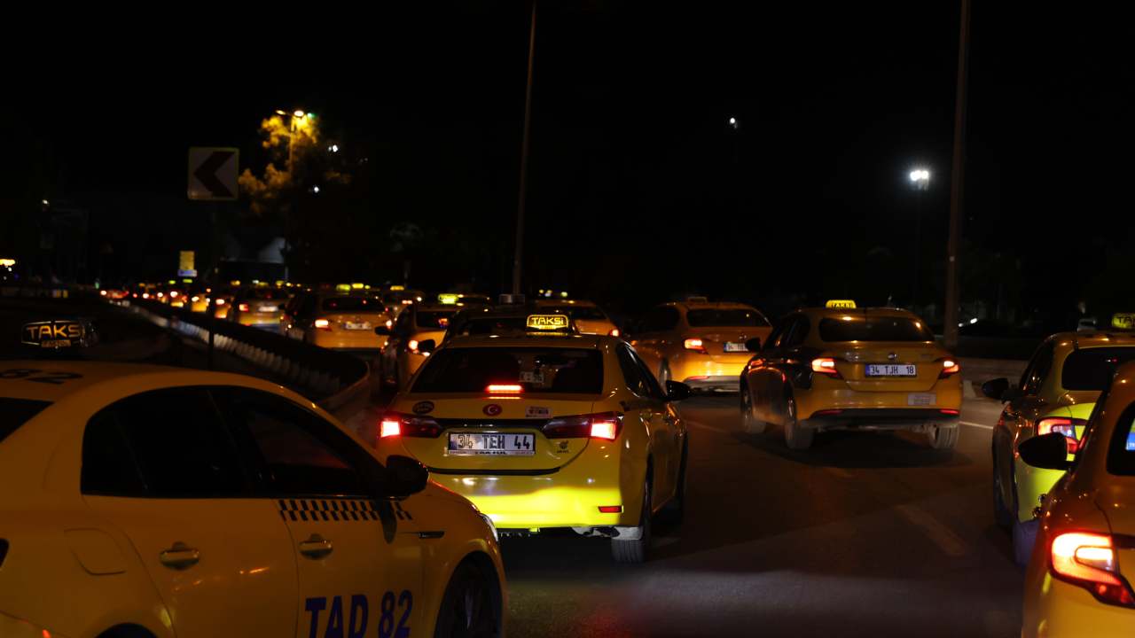İstanbul'da taksiciler yüzde 100 zam talep etti