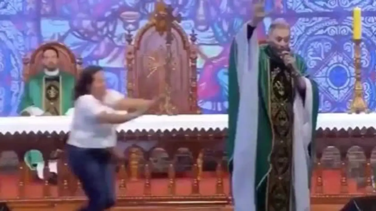Sen misin “Şişman kadınlar cennete giremez” diyen! Papazı sahneden aforoz etti!