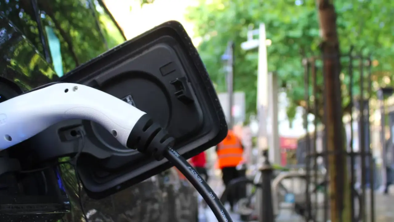 Almanya'da, her üç kişiden biri elektrikli araba almak istiyor