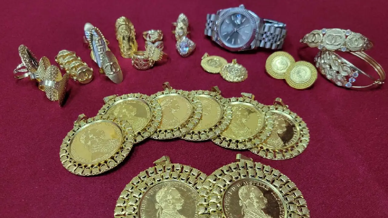 Altınları; mendillere, çoraplara, kemere sakladı yine de gümrük memurlarına yakalandı!