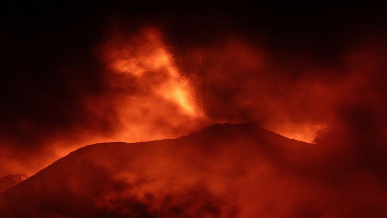 Etna lav ve kül püskürttü, uçuş operasyonları askıya alındı