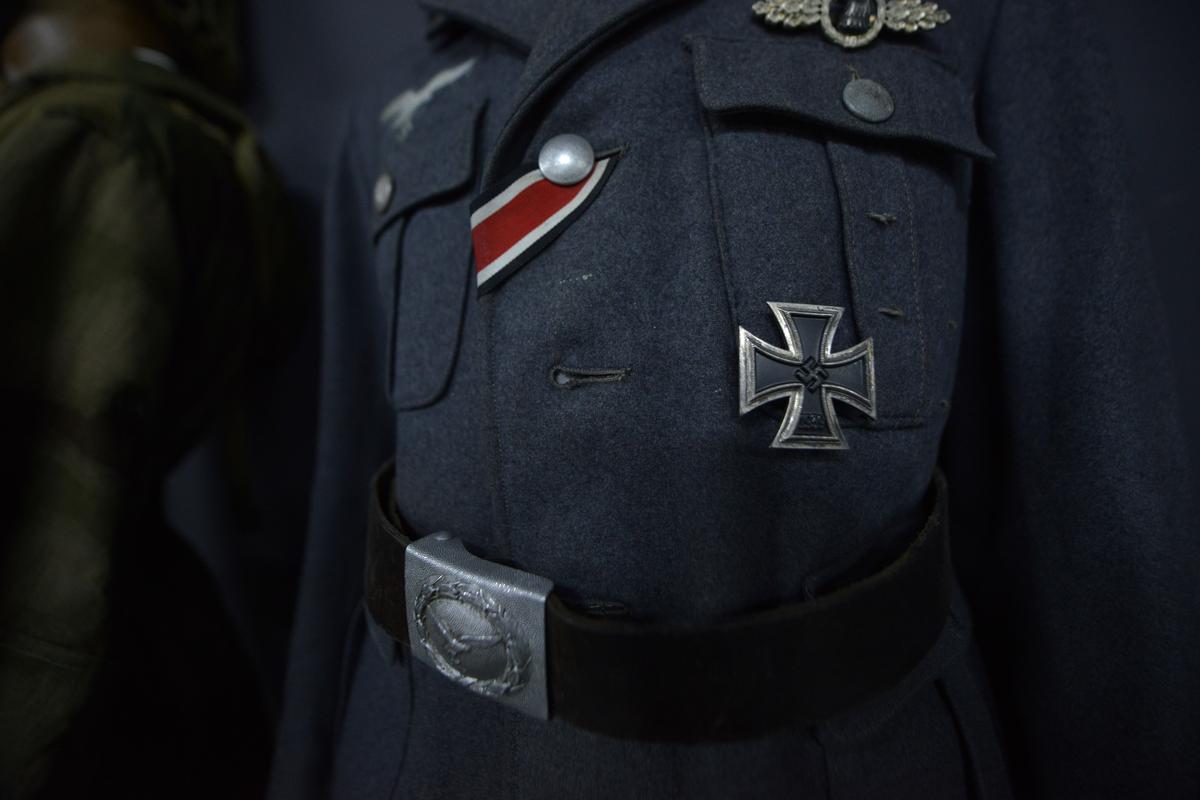 Nazi kampı dövmesiyle aramızda dolaşıyor