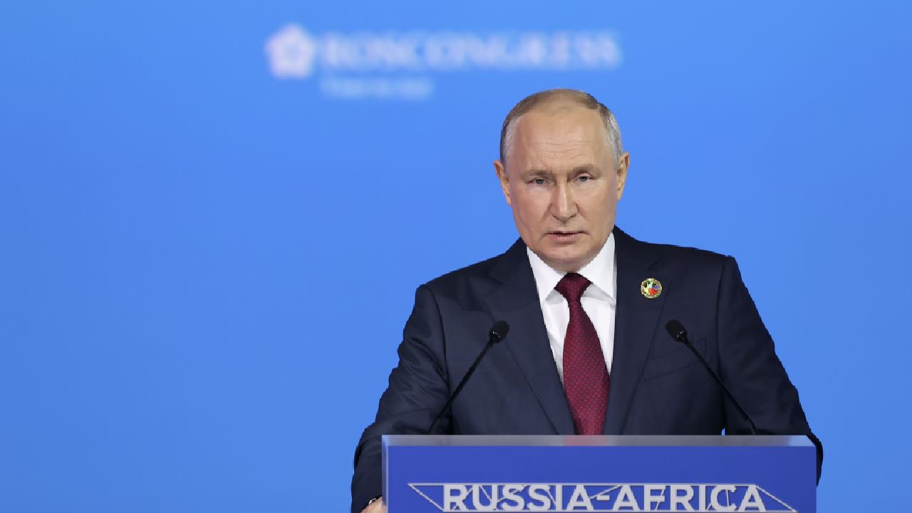 Putin,  karargahta Rus komutanlarla görüştü