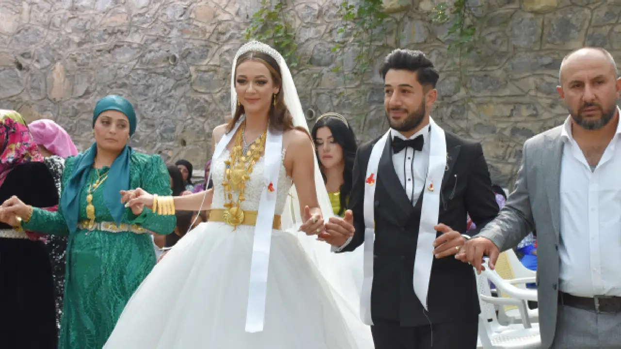 Alman gelinle Hakkarili damattan yöresel düğün