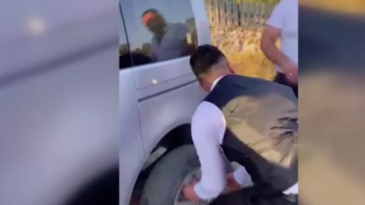 Düğün konvoyunu durdurup damata lastik değiştirdiler!