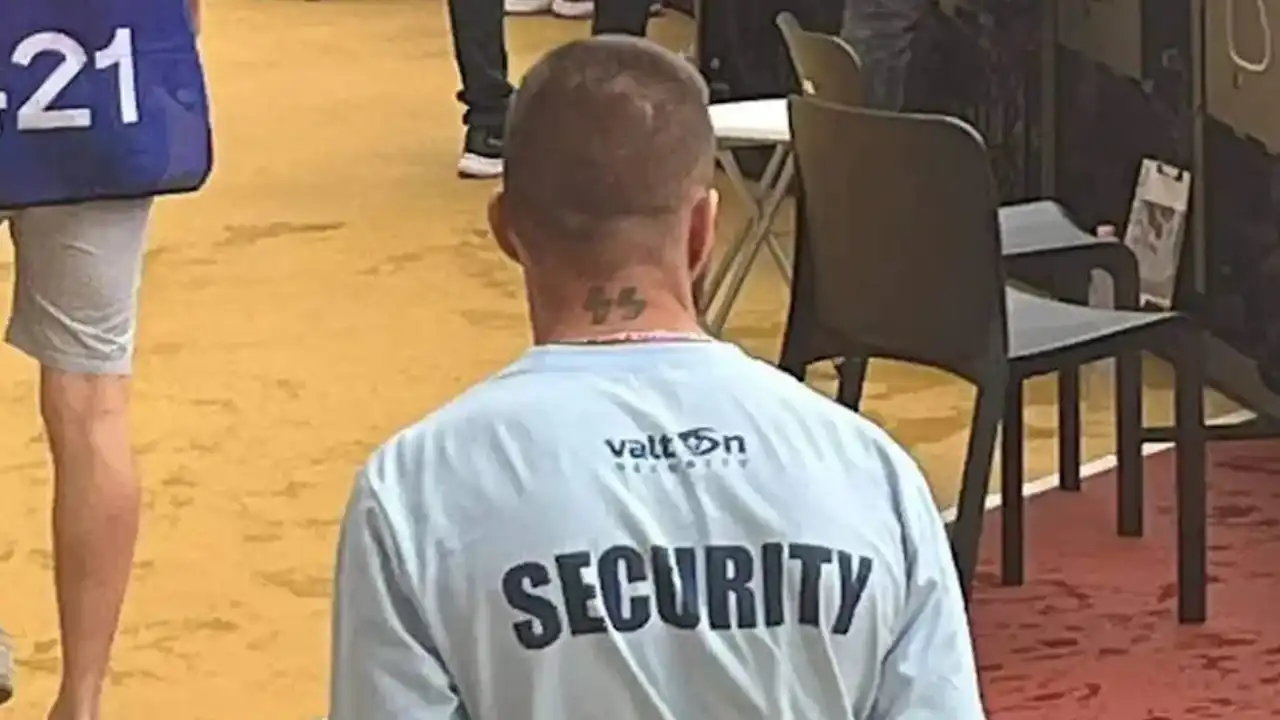 Alnındaki nazi dövmesi başını yaktı!
