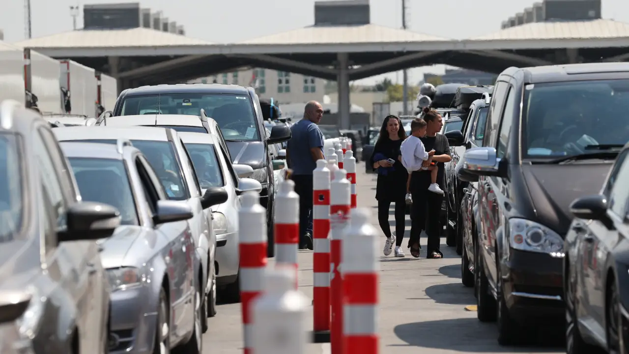 Almanya'ya dönen gurbetçi: Dönüş yolundayız yine hüzünlüyüz...