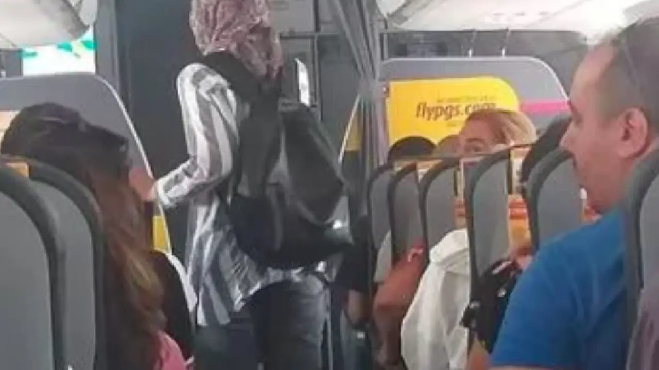 İlk durakta inecek yolcu, uçağın önünde ve ayakta yolculuk yaptı!