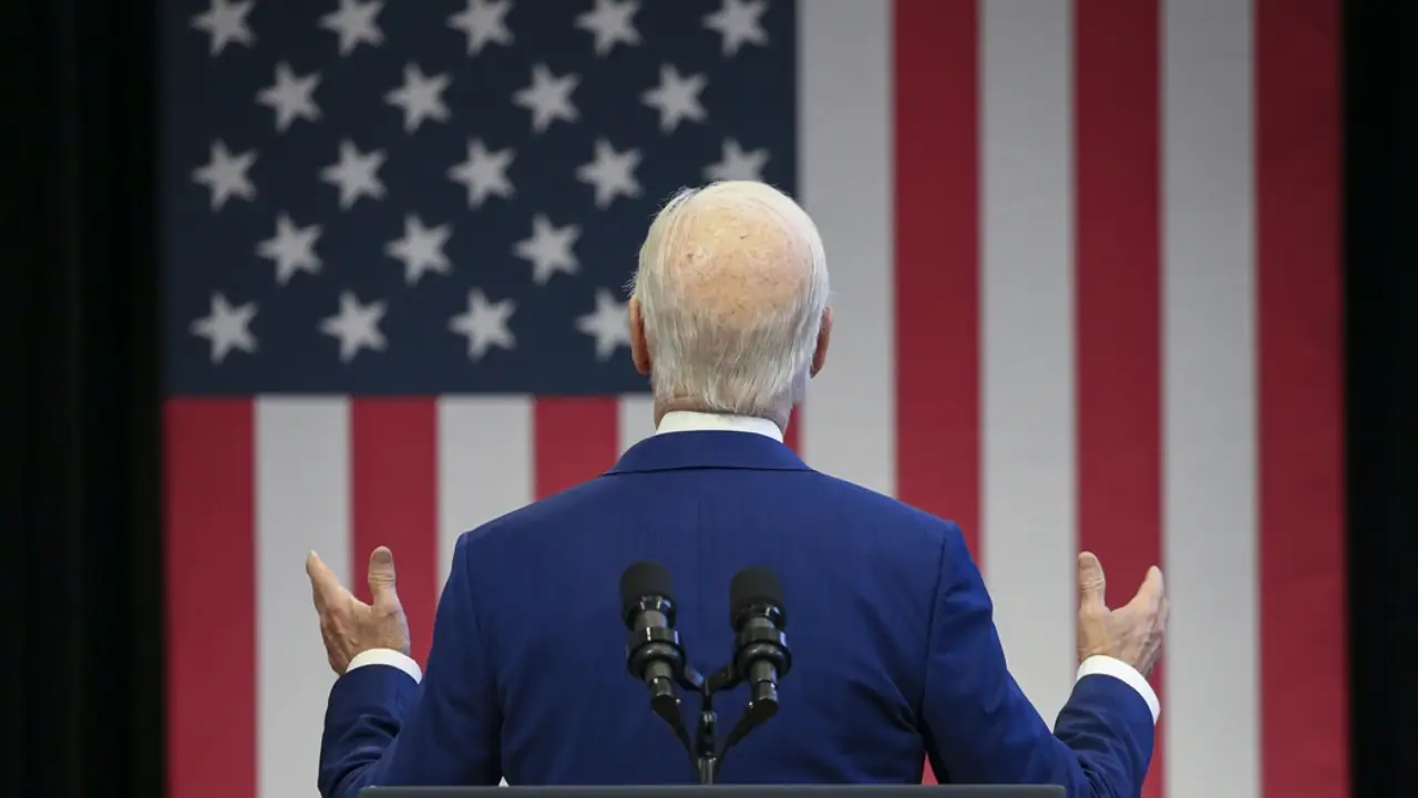 Biden'ın 'kısa merdiveni' gündem oldu