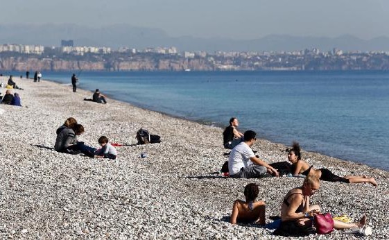 Almanlar Antalya'da bronzlaşıyor