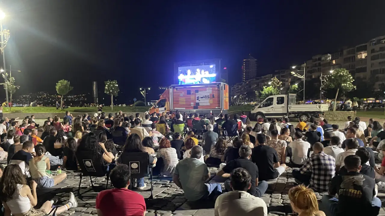 Vatandaşlar Türkiye-Sırbistan final maçını meydana kurulan ekranda izliyor