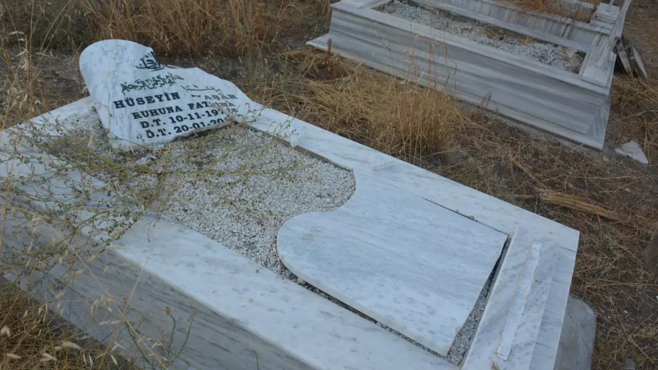 Yunanistan'da Türk mezarlığına saldırı: Mezar taşlarını kırdılar!