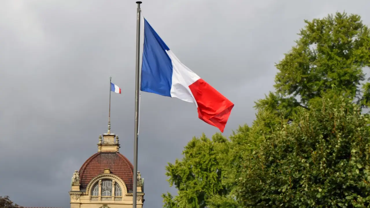 Fransa'da okullarda abaya yasağı protesto edildi