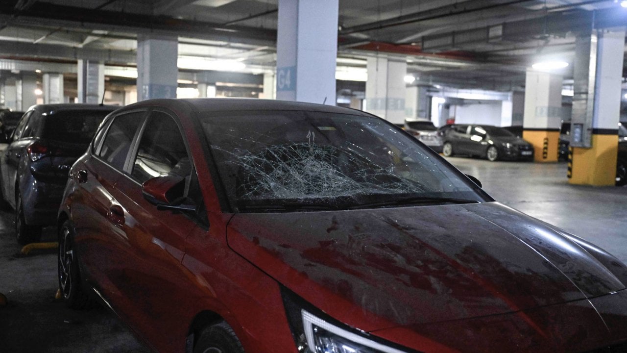 İSPARK otoparkına taşlı saldırı: 20 aracın camını kırdılar