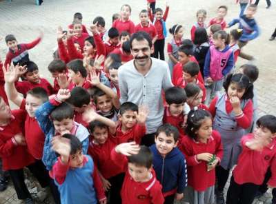 Portre çizerek kazandığı parayı köy okullarına harcıyor