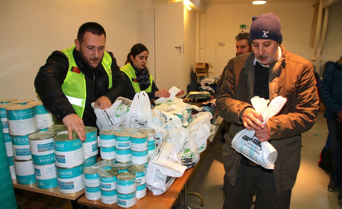Kurban etleri, Almanya'da mültecilere dağıtılıyor