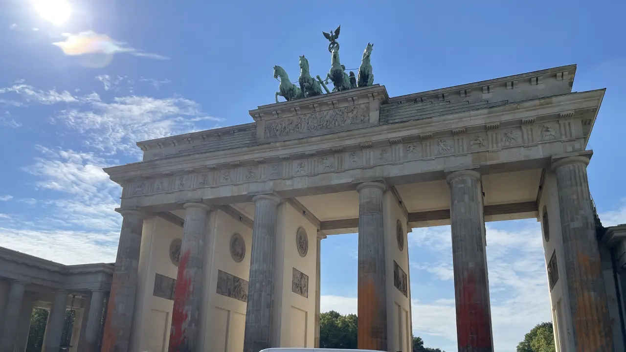 Berlin'de Brandenburg Kapısı'nı turuncuya boyadılar!