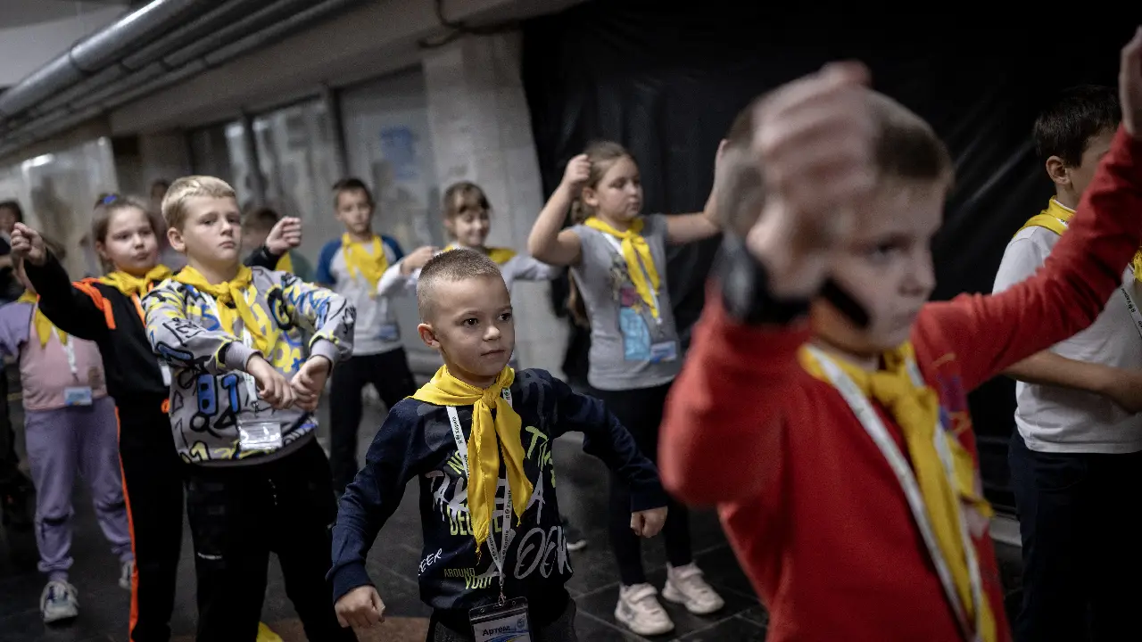 Ukrayna'da çocuklar metro istasyonlarında eğitim alıyor