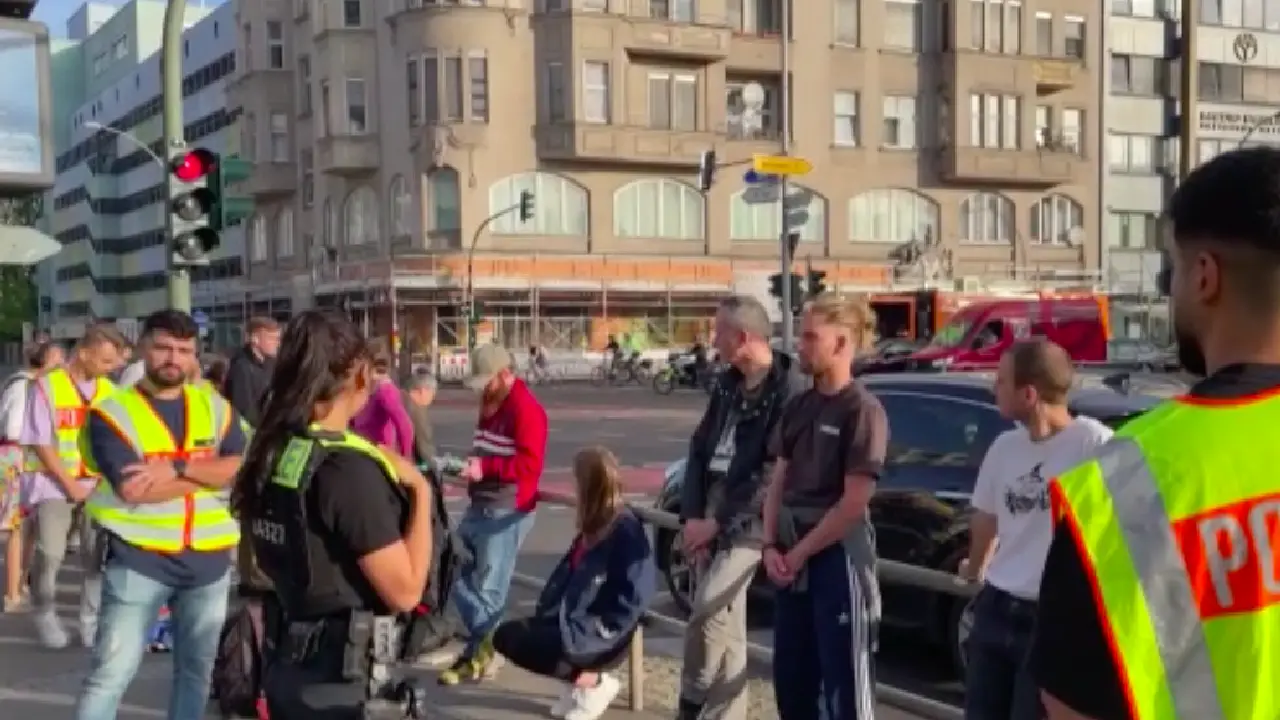 Berlin'de iklim aktivistleri kendilerini yere yapıştırdı!