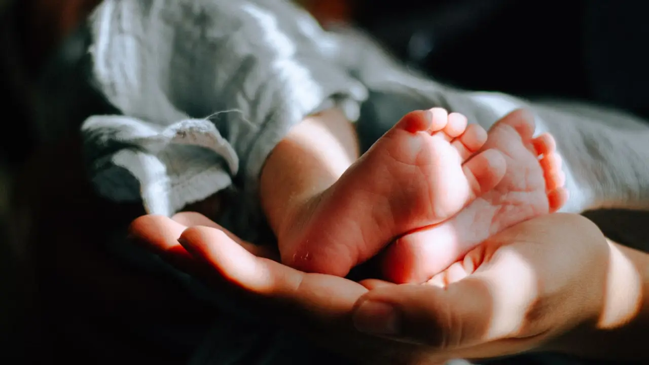 Kosovalı bebek, organları dışarıda doğdu