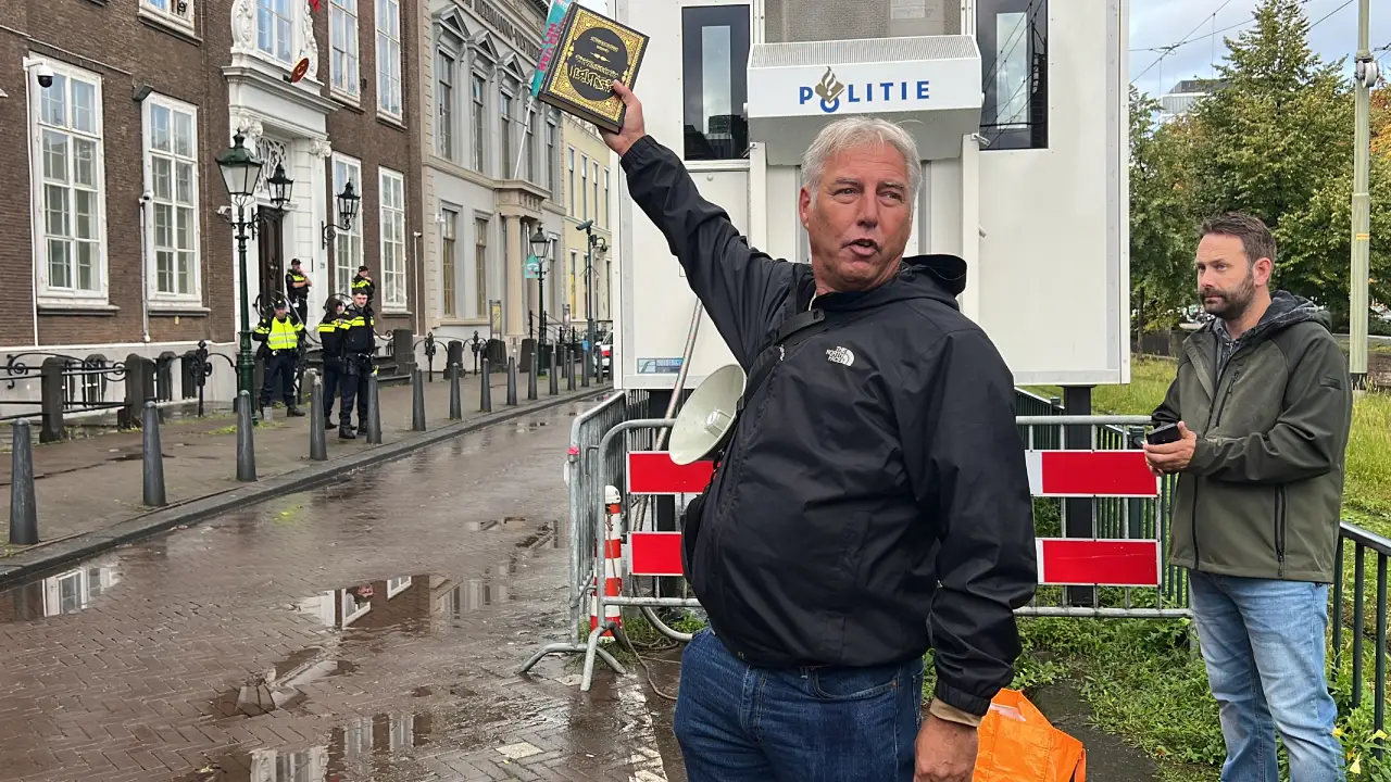 Hollanda'da Türk Büyükelçiliği'nin önünde Kur'an-ı Kerim yırttılar