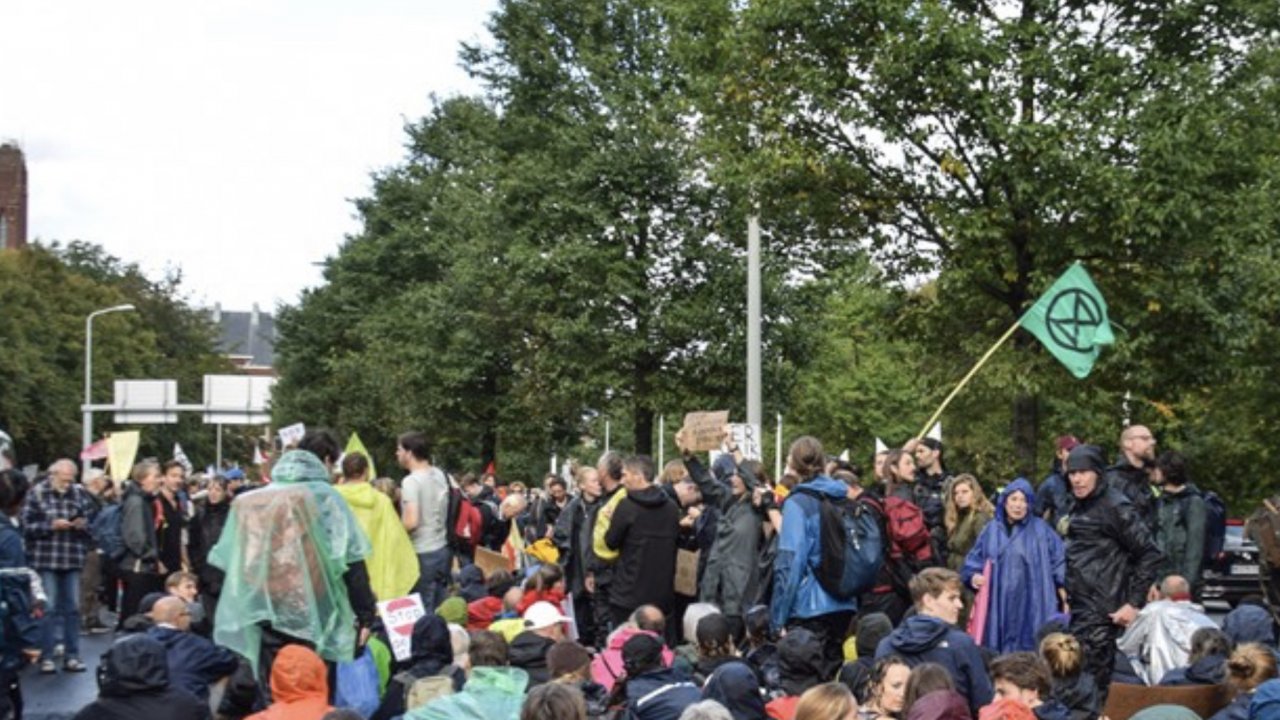 Hollanda'da çevreci aktivistler yolu kapattı