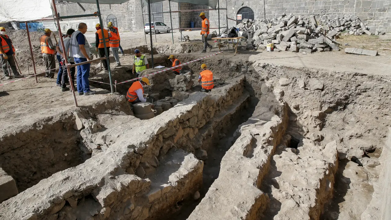 Amida Höyük'te Artuklu Sarayı'nın doğu surlarının temeli ortaya çıkarılacak