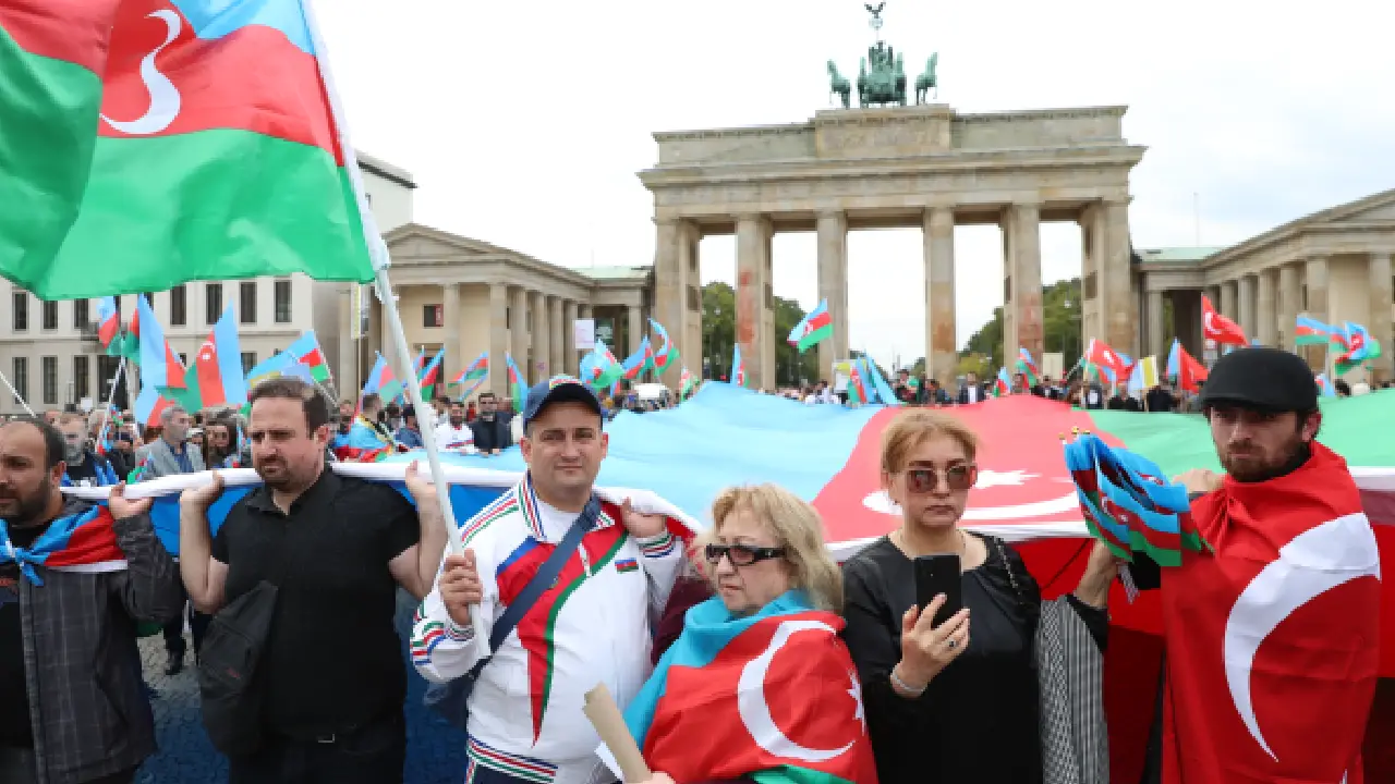 Azerbaycanlılar Berlin'de gösteri düzenledi