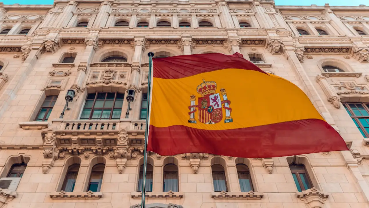 İspanya Kralı, hükümeti kurma görevini sosyalist lidere verdi