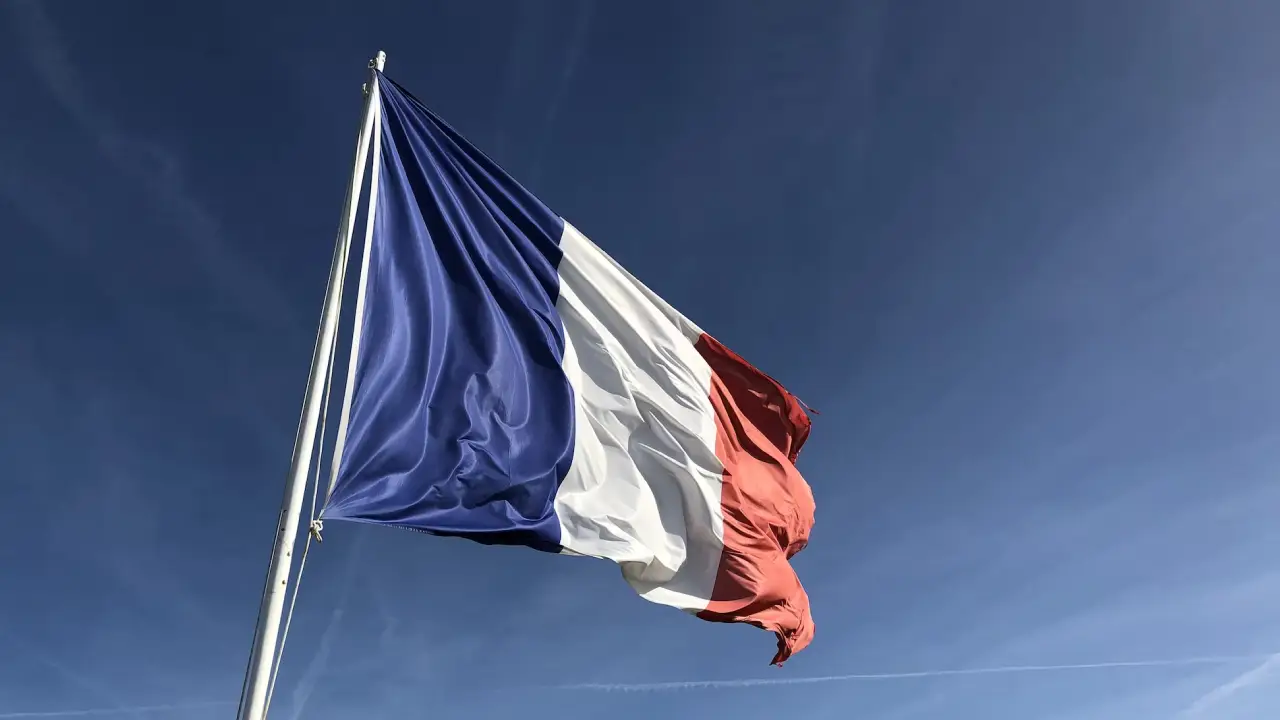 Fransa'da abaya yasağına kızan öğrenciler okul girişini kapattı