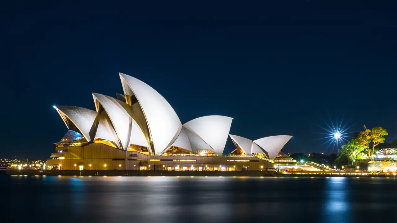 Sydney Opera Binası'nın İsrail bayrağı renkleriyle aydınlatılması kararına protesto