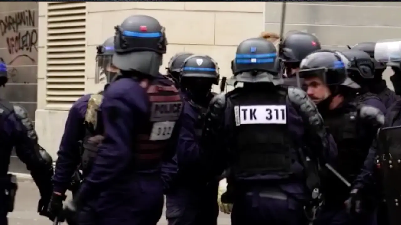 Paris'te protestoculara polisten müdahale