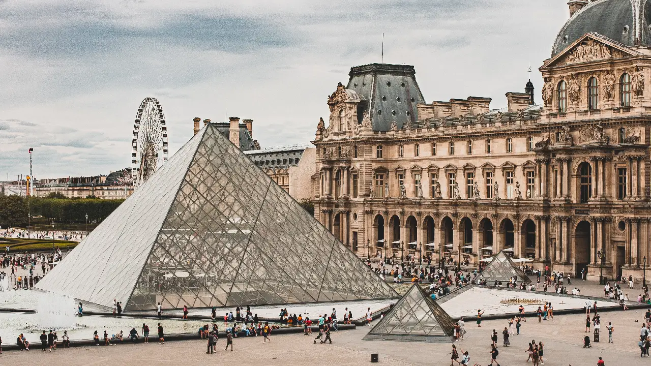 Paris'te alarm: Louvre Müzesi tahliye edildi