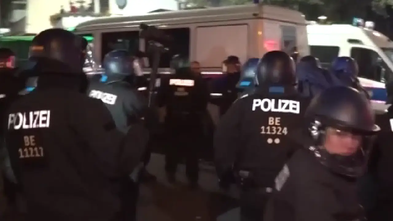 Berlin'de havai fişek, Frankfurt'ta tazyikli su