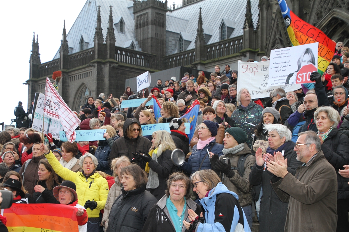 Taciz olayları Köln'de protesto edildi