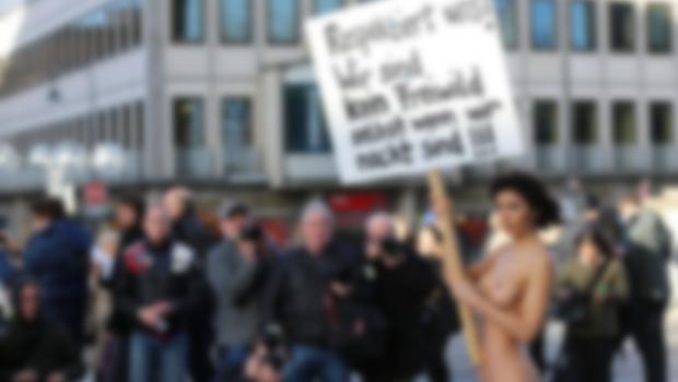 Köln'deki tacize çıplak protesto