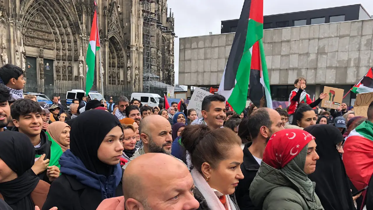 Köln'de binlerce kişi Filistin için sokağa indi