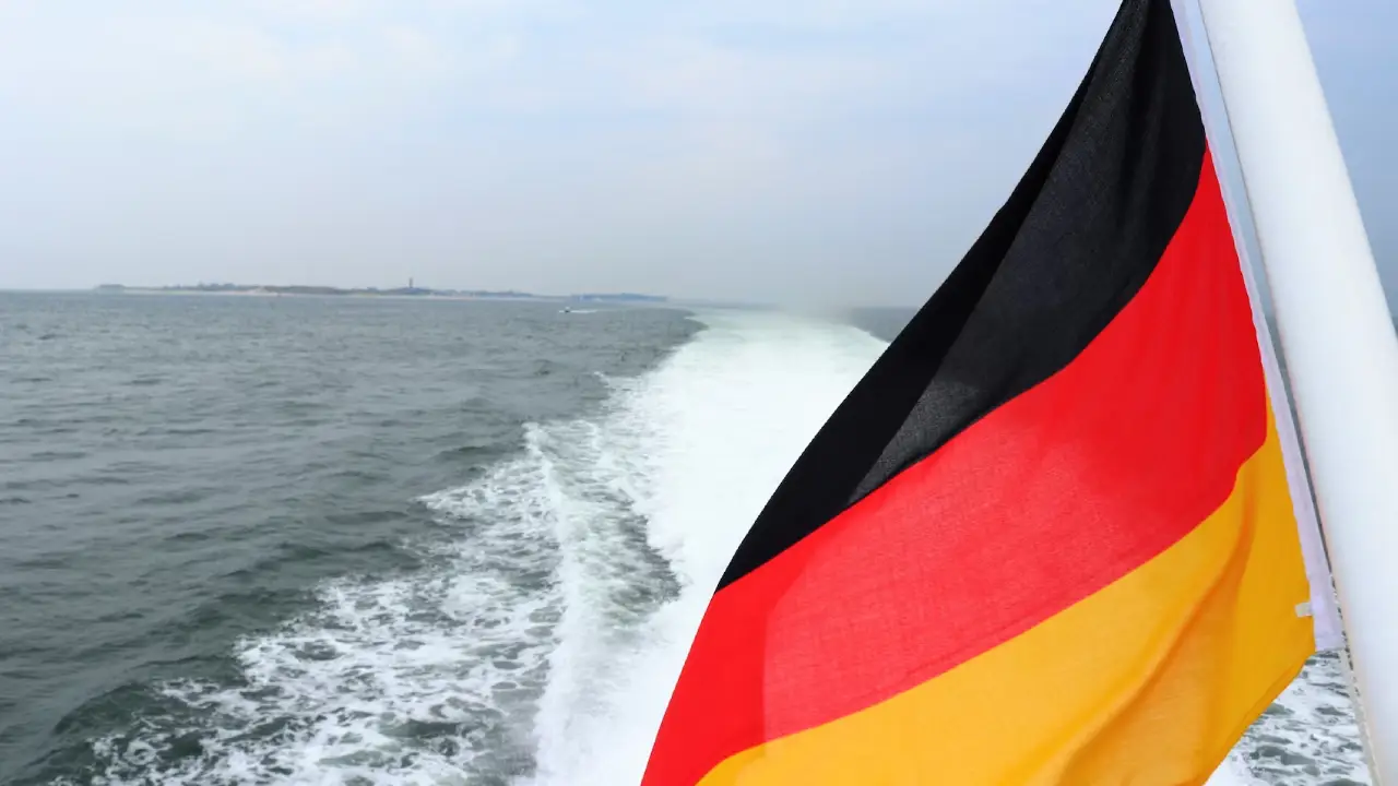 Almanya açıklarında yük gemisi kazası