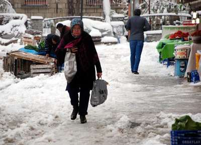 Isparta'da kar yolları kapattı