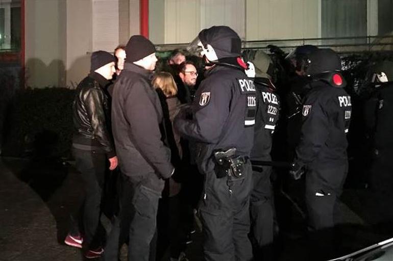 Almanya'da ceza kesen polisi dövdüler
