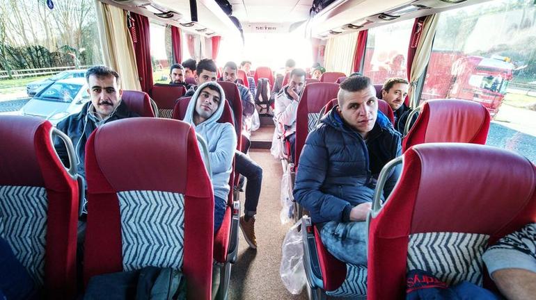 Sığınmacı dolu otobüsü Merkel'e gönderdiler