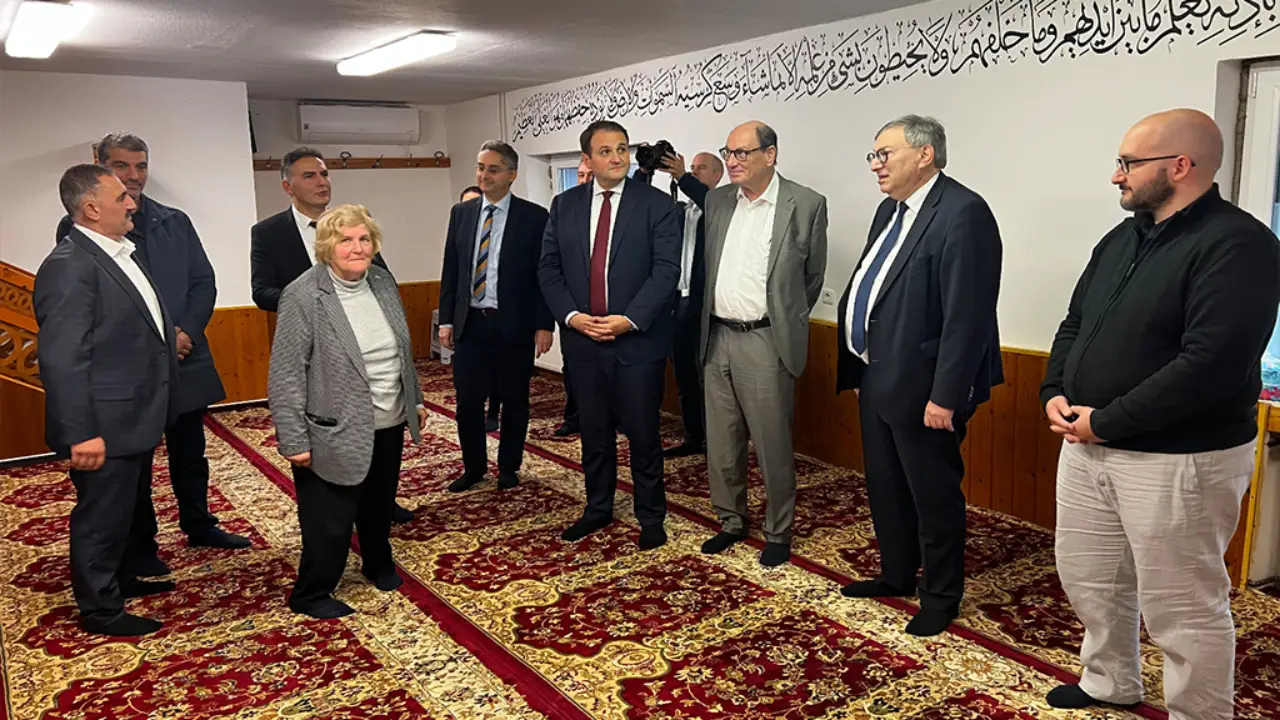 Almanya'da eyalet bakanından saldırıya uğrayan camiye ziyaret